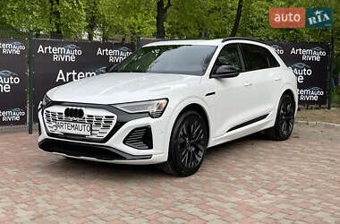 Позашляховик / Кросовер Audi Q8 e-tron 2024 в 