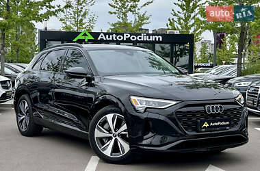 Позашляховик / Кросовер Audi Q8 e-tron 2023 в 