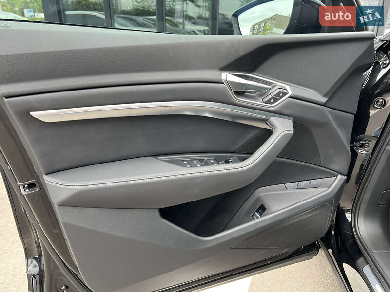 Позашляховик / Кросовер Audi Q8 e-tron 2023 в Києві