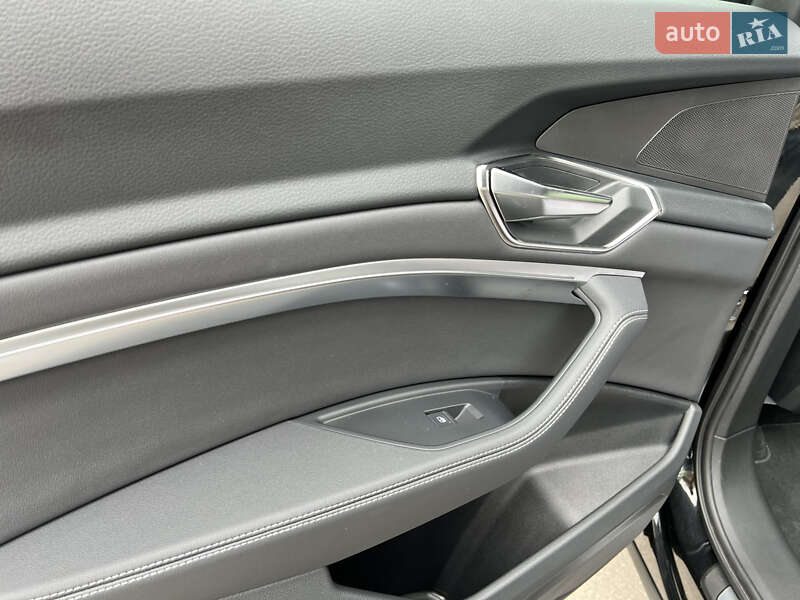 Позашляховик / Кросовер Audi Q8 e-tron 2023 в Києві
