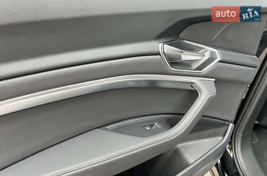 Позашляховик / Кросовер Audi Q8 e-tron 2023 в 
