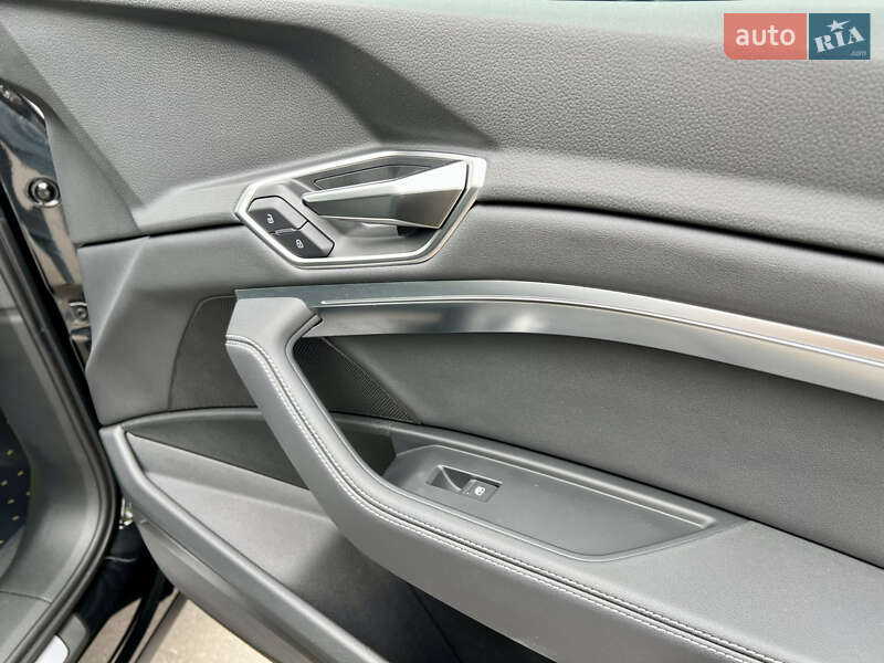 Позашляховик / Кросовер Audi Q8 e-tron 2023 в Києві