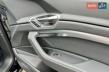 Позашляховик / Кросовер Audi Q8 e-tron 2023 в 