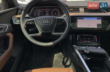 Позашляховик / Кросовер Audi Q8 e-tron 2023 в 