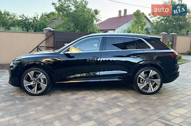 Позашляховик / Кросовер Audi Q8 e-tron 2023 в 