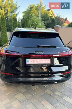 Позашляховик / Кросовер Audi Q8 e-tron 2023 в 