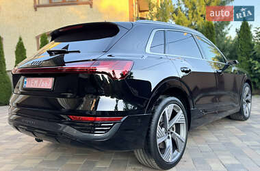 Позашляховик / Кросовер Audi Q8 e-tron 2023 в 