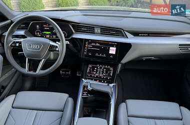 Позашляховик / Кросовер Audi Q8 e-tron 2023 в 