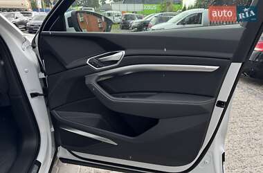 Позашляховик / Кросовер Audi Q8 e-tron 2023 в 