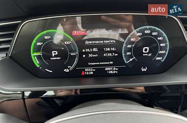 Позашляховик / Кросовер Audi Q8 e-tron 2023 в 