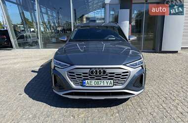 Позашляховик / Кросовер Audi Q8 e-tron 2023 в 
