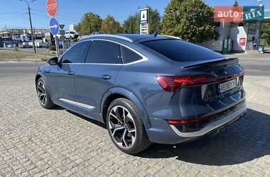 Позашляховик / Кросовер Audi Q8 e-tron 2023 в 