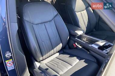 Позашляховик / Кросовер Audi Q8 e-tron 2023 в 