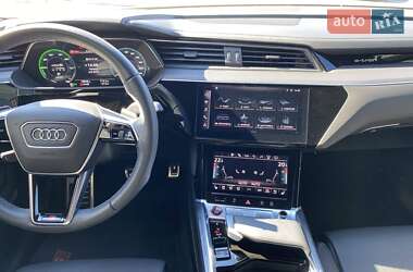Позашляховик / Кросовер Audi Q8 e-tron 2023 в 