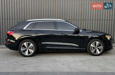 Позашляховик / Кросовер Audi Q8 e-tron 2023 в 