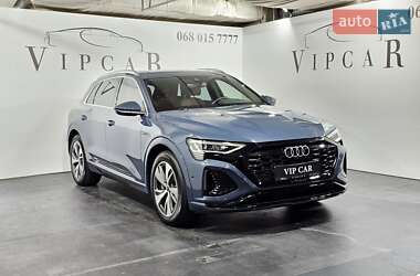 Позашляховик / Кросовер Audi Q8 e-tron 2023 в 