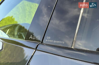 Позашляховик / Кросовер Audi Q8 e-tron 2023 в 