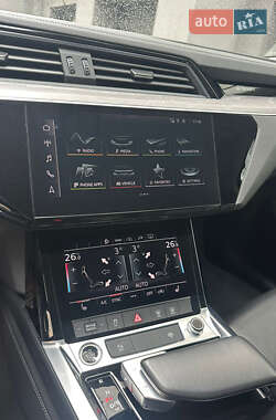 Позашляховик / Кросовер Audi Q8 e-tron 2023 в 