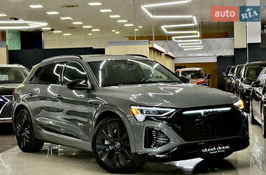 Позашляховик / Кросовер Audi Q8 e-tron 2023 в 