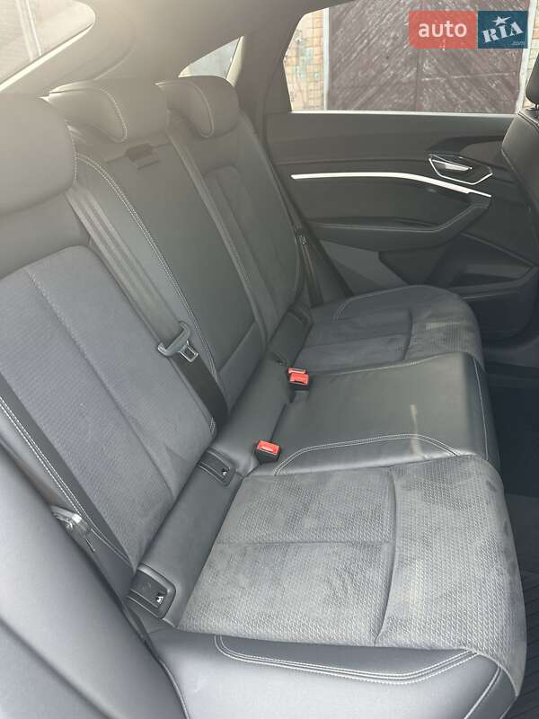 Позашляховик / Кросовер Audi Q8 e-tron 2023 в Києві