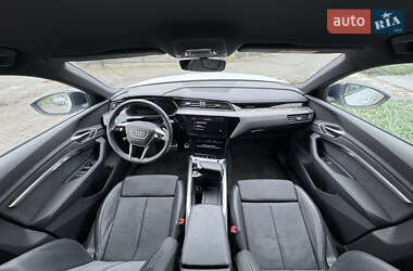 Позашляховик / Кросовер Audi Q8 e-tron 2023 в 