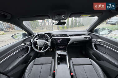 Позашляховик / Кросовер Audi Q8 e-tron 2023 в 