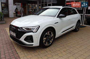 Позашляховик / Кросовер Audi Q8 e-tron 2023 в 