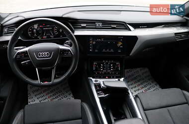 Позашляховик / Кросовер Audi Q8 e-tron 2023 в 