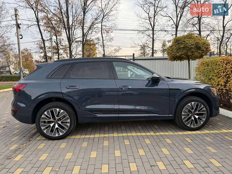 Позашляховик / Кросовер Audi Q8 e-tron 2023 в Києві