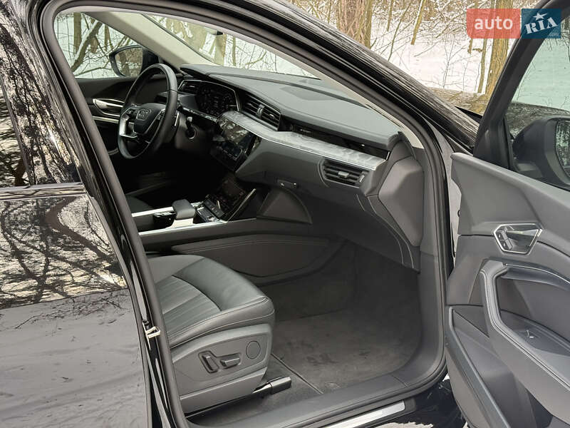 Позашляховик / Кросовер Audi Q8 e-tron 2023 в Києві