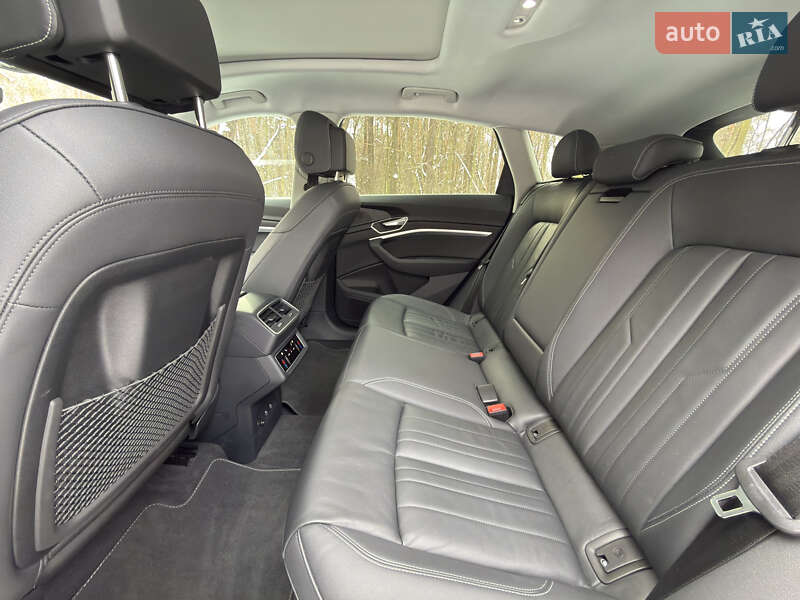 Позашляховик / Кросовер Audi Q8 e-tron 2023 в Києві