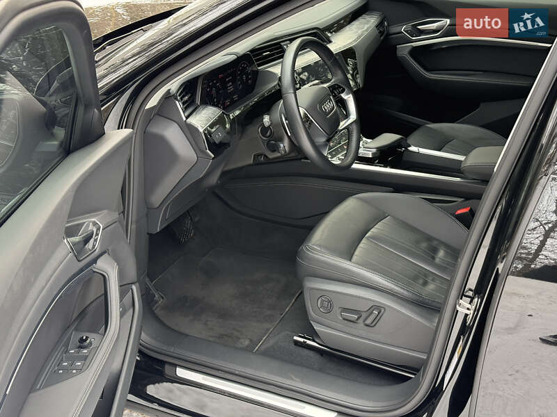 Позашляховик / Кросовер Audi Q8 e-tron 2023 в Києві