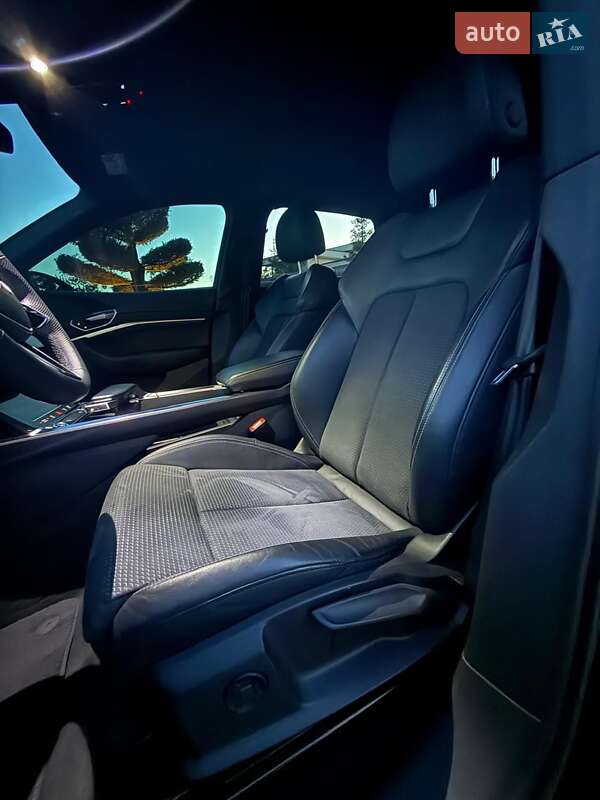 Позашляховик / Кросовер Audi Q8 e-tron 2023 в Львові