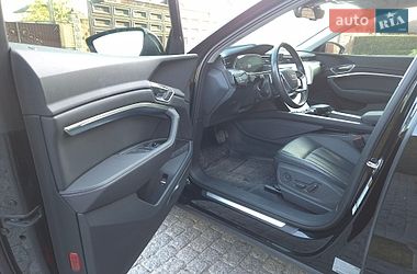 Позашляховик / Кросовер Audi Q8 e-tron 2023 в Києві