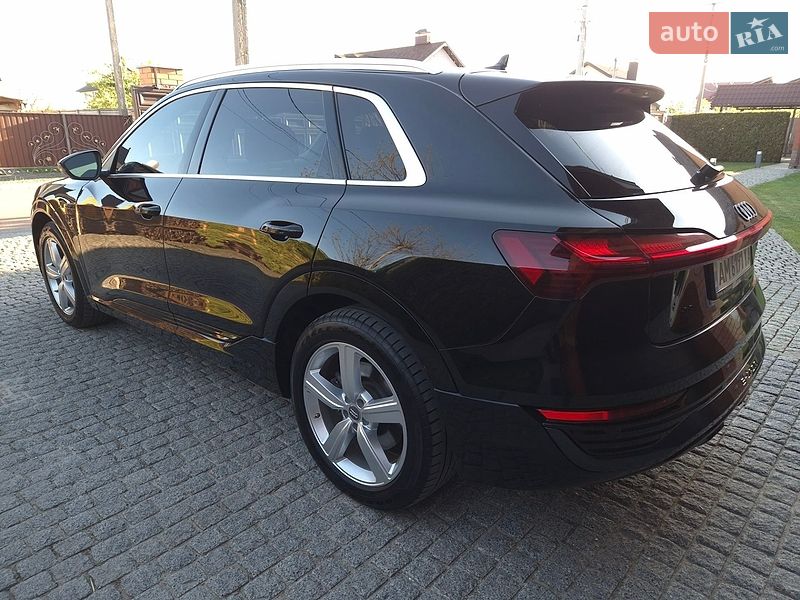 Позашляховик / Кросовер Audi Q8 e-tron 2023 в Києві