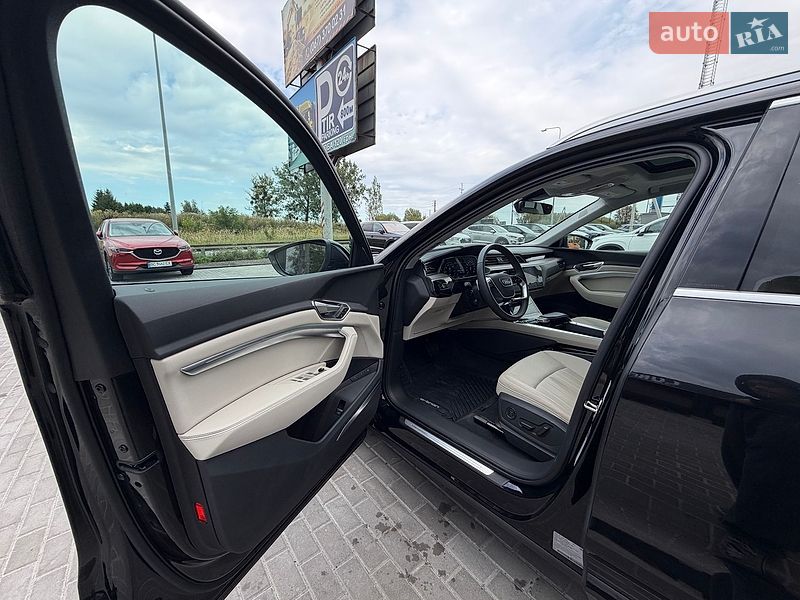Позашляховик / Кросовер Audi Q8 e-tron 2023 в Львові