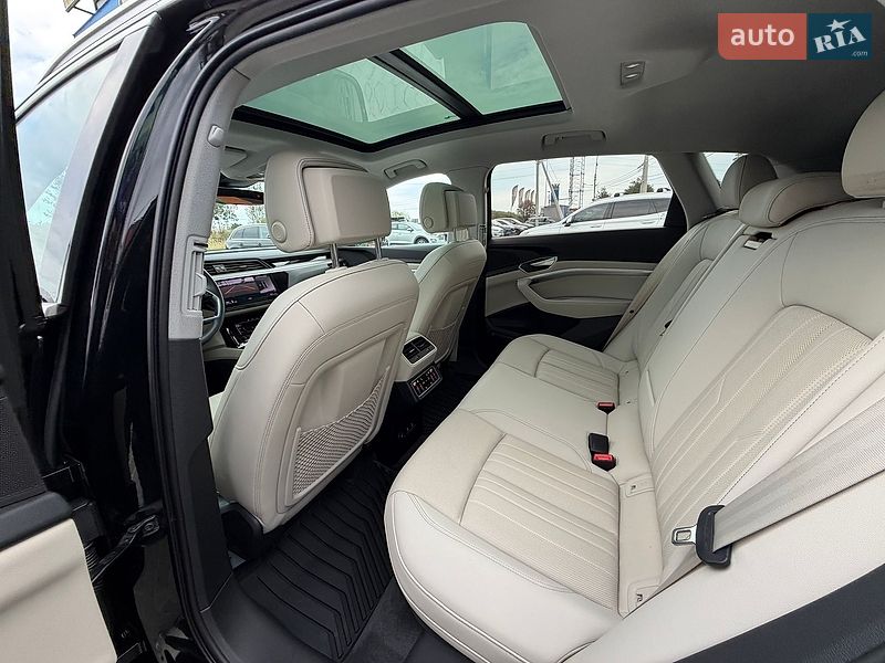 Позашляховик / Кросовер Audi Q8 e-tron 2023 в Львові
