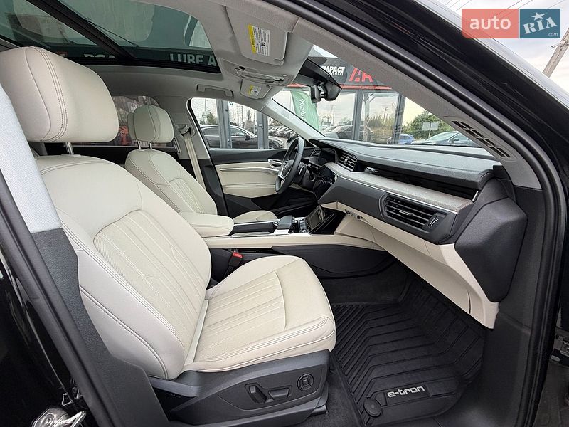 Позашляховик / Кросовер Audi Q8 e-tron 2023 в Львові