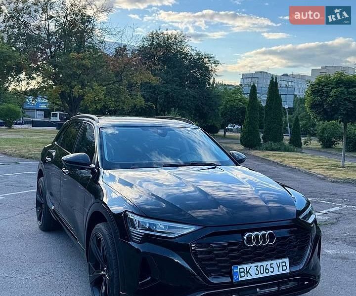Позашляховик / Кросовер Audi Q8 e-tron 2023 в Рівному