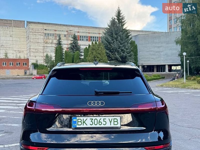 Позашляховик / Кросовер Audi Q8 e-tron 2023 в Рівному