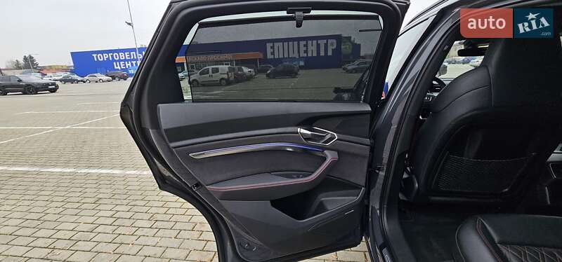 Позашляховик / Кросовер Audi Q8 Sportback e-tron 2024 в Тернополі