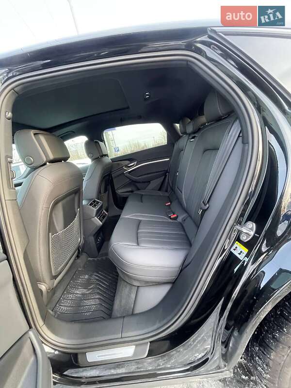 Позашляховик / Кросовер Audi Q8 Sportback e-tron 2023 в Львові