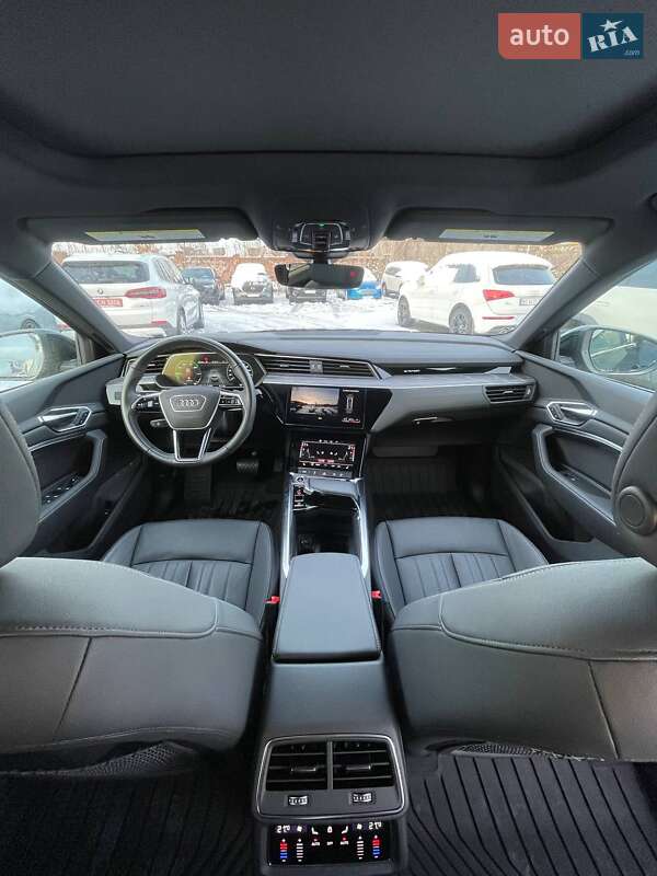 Позашляховик / Кросовер Audi Q8 Sportback e-tron 2023 в Львові