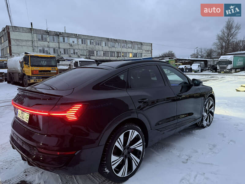 Позашляховик / Кросовер Audi Q8 Sportback e-tron 2023 в Києві