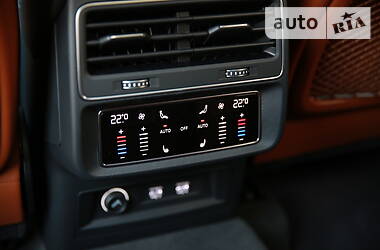 Позашляховик / Кросовер Audi Q8 2018 в 