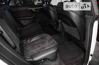 Позашляховик / Кросовер Audi Q8 2020 в 