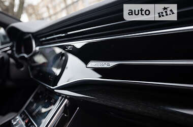 Внедорожник / Кроссовер Audi Q8 2021 в 