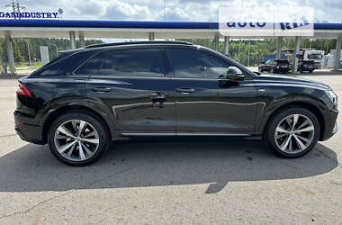 Позашляховик / Кросовер Audi Q8 2018 в 