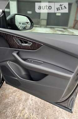 Позашляховик / Кросовер Audi Q8 2021 в 