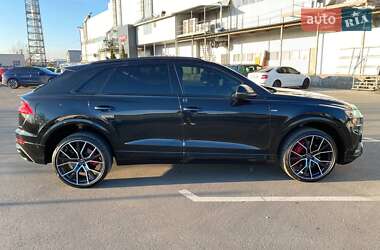 Позашляховик / Кросовер Audi Q8 2022 в 